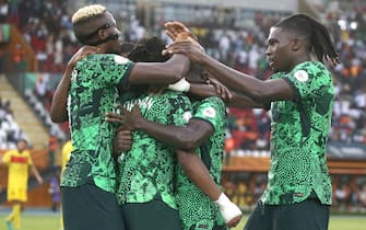 epa11121393 Ademola Lookman (C) of Nigeria celebrates with teammates after scoring the opening goal during the CAF 2023 Africa Cup of Nations quarter final soccer match between Nigeria and Angola, in Abidjan, Ivory Coast, 02 February 2024.  EPA/LEGNAN KOULA