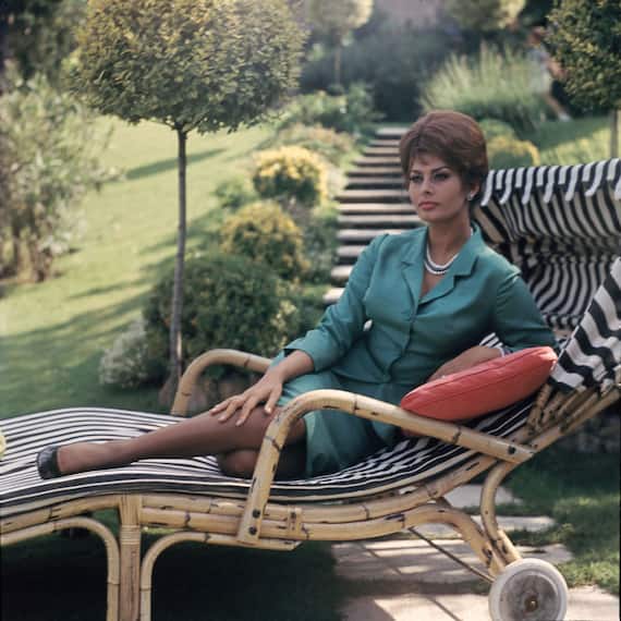 Chiara Samugheo, Sophia Loren, 1964. Diapositiva a colori / pellicola a rullo 6x6 cm Reprint 30 x 30 cm. Fondo Chiara Samugheo ©credito Fondazione 3M, Milano