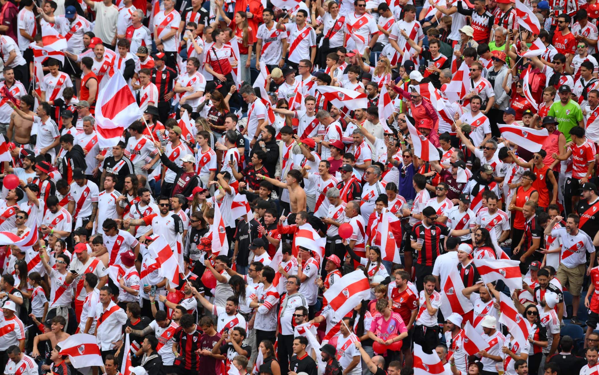 Tantissimi tifosi argentini qui al Lumen Field di Seattle, è una vera e propria marea River allo stadio.