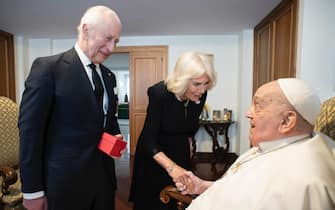 Papa Francesco incontra privatamente il re Carlo e la regina Camilla nel pomeriggio del 9 aprile 2025. Nel corso del colloquio, il pontefice ha avuto modo di rivolgere un augurio ai sovrani in occasione dell anniversario del loro matrimonio e ha ricambiato a re Carlo l augurio di un pronto recupero della sua salute. ANSA / VATICAN MEDIA +++NO SALES - EDITORIAL USE ONLY+++