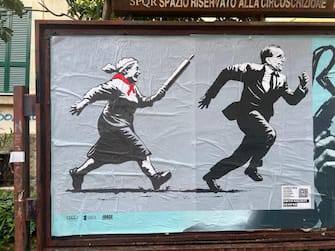 "Mia nonna partigiana è ancor arrabbiata" è la nuova opera della street artist Laika apparsa stamani in uno dei quartieri simbolo della Resistenza a Roma, a Garbatella, 24 aprile 2023. L'opera, che appare proprio alla vigilia della festa della Liberazione, raffigura una nonna con un fazzoletto rosso che rincorre con un mattarello il presidente del Senato, Ignazio La Russa.
ANSA/ UFFICIO STAMPA
+++ ANSA PROVIDES ACCESS TO THIS HANDOUT PHOTO TO BE USED SOLELY TO ILLUSTRATE NEWS REPORTING OR COMMENTARY ON THE FACTS OR EVENTS DEPICTED IN THIS IMAGE; NO ARCHIVING; NO LICENSING +++ NPK +++