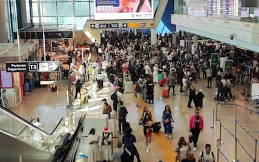 Su un totale oggi di circa 450 movimenti aerei in partenza, risultano una cinquantina, al momento, i voli cancellati, quasi esclusivamente su rotte interne o europee, dall'operativo all'aeroporto di Fiumicino a causa della serie di agitazioni che interessano, dalle 14 alle 18, il trasporto aereo. Oltre allo sciopero proclamato da alcune sigle sindacali dei controllori di volo, incrociano le braccia anche i lavoratori delle compagnie low cost, come i piloti ed assistenti di volo di Ryanair, Malta Air e della società CrewLink, di Easy Jet Volotea, accanto all'agitazione, proclamata da Cub Trasporti ed Usb, nel comparto del trasporto aereo e dell'indotto. I voli cancellati sono stati o vengono riprogrammati.
ANSA/TELENEWS