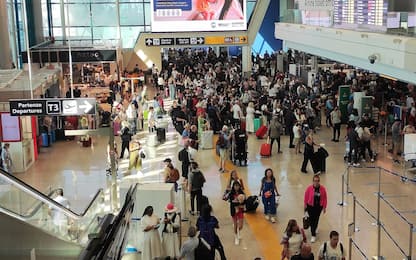 Su un totale oggi di circa 450 movimenti aerei in partenza, risultano una cinquantina, al momento, i voli cancellati, quasi esclusivamente su rotte interne o europee, dall'operativo all'aeroporto di Fiumicino a causa della serie di agitazioni che interessano, dalle 14 alle 18, il trasporto aereo. Oltre allo sciopero proclamato da alcune sigle sindacali dei controllori di volo, incrociano le braccia anche i lavoratori delle compagnie low cost, come i piloti ed assistenti di volo di Ryanair, Malta Air e della società CrewLink, di Easy Jet Volotea, accanto all'agitazione, proclamata da Cub Trasporti ed Usb, nel comparto del trasporto aereo e dell'indotto. I voli cancellati sono stati o vengono riprogrammati.
ANSA/TELENEWS