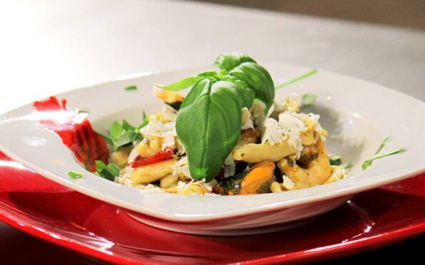 Cavatelli di grano arso con cozze, gamberi e rucola