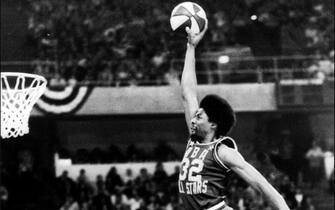 DENVER - JANUARY 27:  Julius "Dr. J" Erving #32 of the ABA New Jersey Nets goes for a dunk from the free throw line during the inaugural Slam Dunk Contest during halftime at the 9th ABA All-Star Game on January 27, 1976 at McNichols Arena in Denver, Colorado. NOTE TO USER: User expressly acknowledges and agrees that, by downloading and/or using this Photograph, user is consenting to the terms and conditions of the Getty Images License Agreement. Mandatory Copyright Notice: Copyright 1976 NBAE (Photo by NBAE via Getty Images)