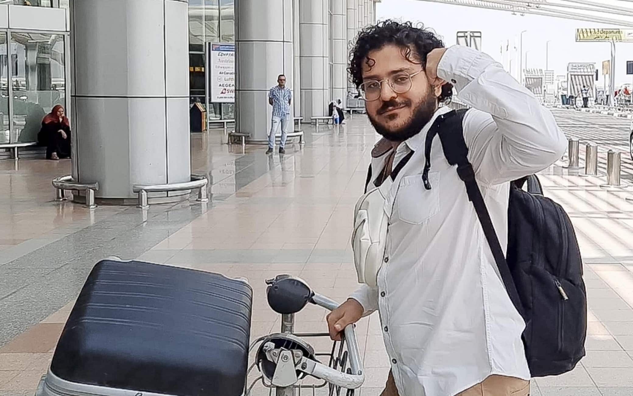 Patrick Zaki all'aeroporto de Il Cairo prima di imbarcarsi sul volo per Milano