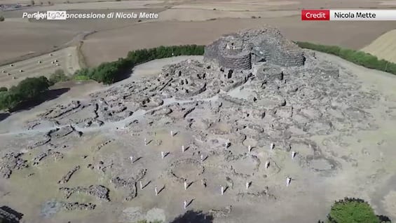 sardegna corpi nudi contro pale eoliche a su nuraxi