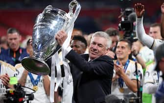 epa11384859 Head coach Carlo Ancelotti of Real Madrid celebrates with the trophy after winning the UEFA Champions League final match of Borussia Dortmund against Real Madrid, in London, Britain, 01 June 2024. Real Madrid wins their 15th UEFA Champions League.  EPA/ADAM VAUGHAN