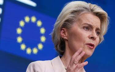 epa10941847 European Commission President Ursula von der Leyen speaks during a press conference at the end of the first day of the European Council in Brussels, Belgium, 27 October 2023. Over the course of a two-day summit, EU leaders will discuss the unfolding situation in the Middle East, continued support for Ukraine in the face of Russia's war of aggression, the EU's long-term budget, the economy, migration and external relations.  EPA/OLIVIER HOSLET