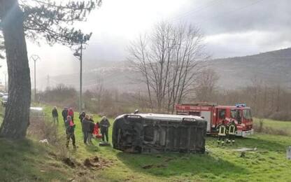 Pulmino con disabili finisce giù da una scarpata in Abruzzo: 6 feriti