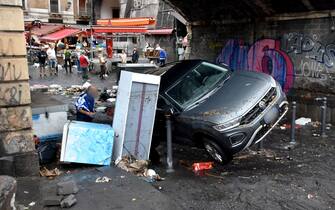 maltempo catania Sono bastati pochi minuti di pioggia torrenziale su Catania e provincia a provocare allagamenti e danni. Il fiume di acqua che scende dai paesi etnei si riversa sulla centralissima Via Etnea trasformandola in un fiume in piena per poi defluire verso il mare trascinando tutto ciò che trova sul suo percorso. ANSA/Orietta Scardino