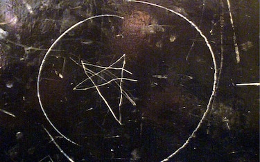 La stella a 5 punte sul portone di casa del prof. Marco Biagi, in via Valdonica a Bologna