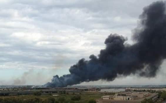 Incendio a Fiumicino, rifiuti e capannoni in fiamme: colonna di fumo nero