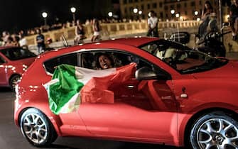 Tifosi dell'Italia esultano