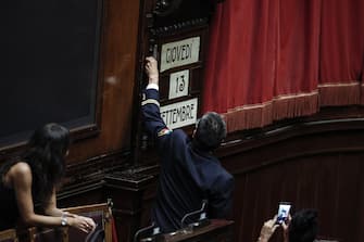 Assistente parlamentare della Camera cambia la data dell'orologio dell'aula durante la seduta fiume sul decreto Milleproroghe, Roma 13 settembre 2018. ANSA/GIUSEPPE LAMI