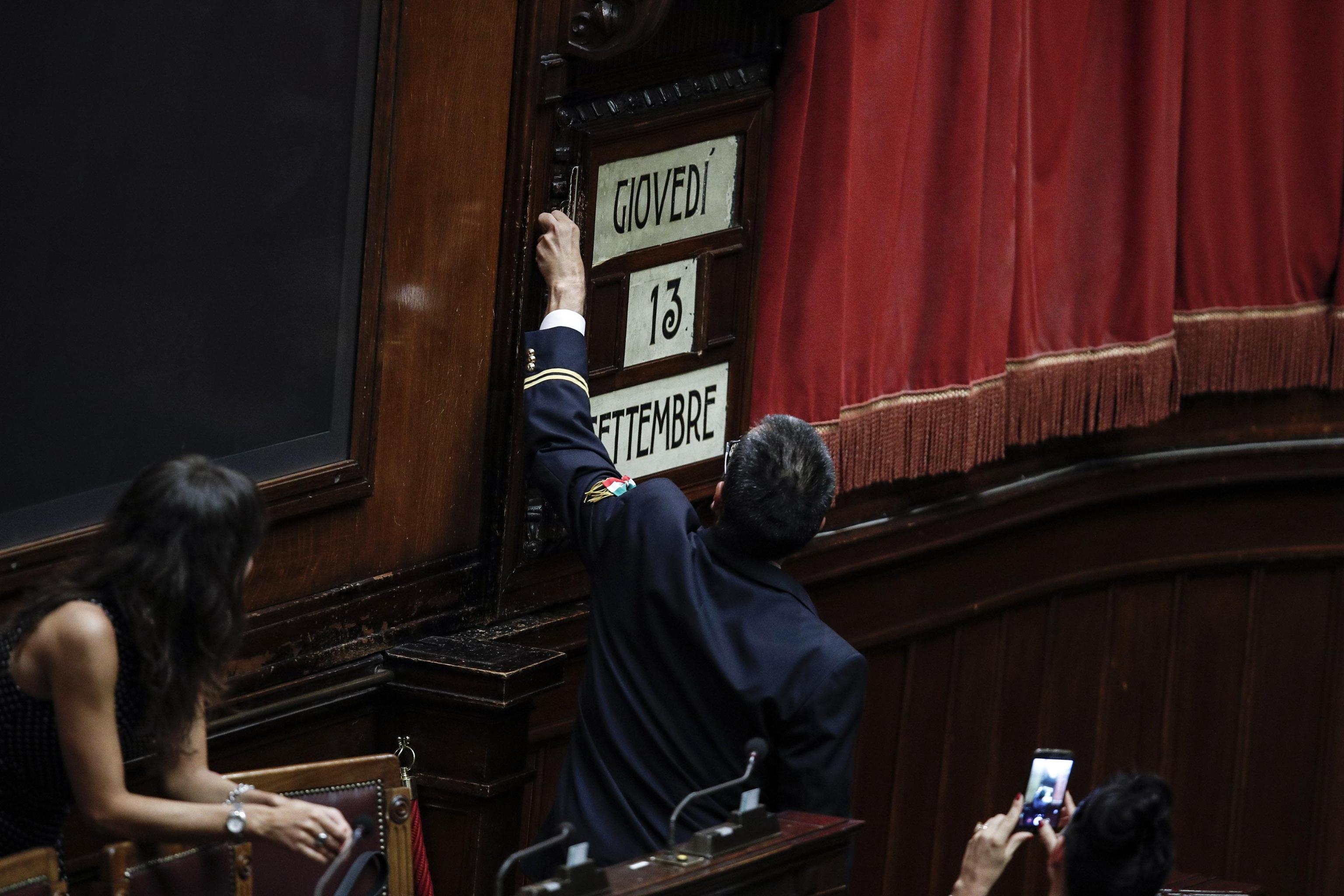 Assistente parlamentare della Camera cambia la data dell'orologio dell'aula durante la seduta fiume sul decreto Milleproroghe, Roma 13 settembre 2018. ANSA/GIUSEPPE LAMI