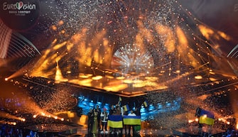 TURIN, ITALY - MAY 14: Alessandro Cattelan, Laura Pausini and Mika with Kalush Orchestra of Ukraine as they are named the winners before the winners press conference during the 66th Eurovision Song Contest at Pala Alpitour on May 14, 2022 in Turin, Italy. (Photo by Giorgio Perottino/Getty Images)