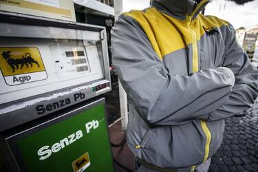 Un addetto alla pompa di benzina incrocia le braccia nel giorno dello sciopero dei benzinai a Roma 18 giugno 2014. ANSA/ANGELO CARCONI