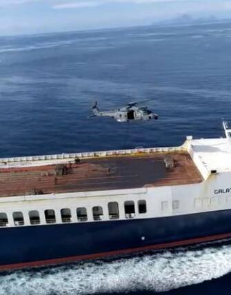 Un elicottero sorvola la nave Galata Seaway