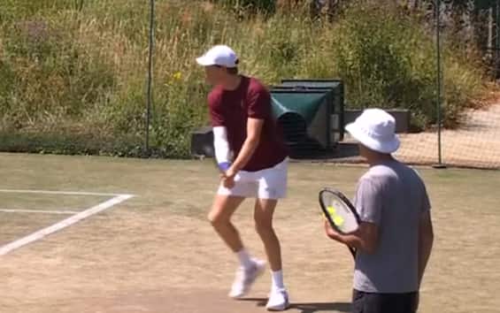 https://static.sky.it/editorialimages/57afc0279a534690012f3c158566c2e1039ad044/skysport/it/tennis/video/2025/07/10/sinner-wimbledon-allenamento-news-oggi-video/sinner_screen_26.jpg?im=Resize,width=565