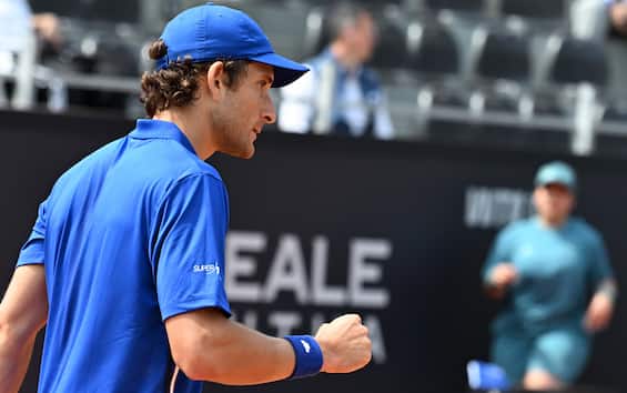 https://static.sky.it/editorialimages/57c0b05c2921feed25bd57be373f593a82165a1c/skysport/it/tennis/2025/05/09/internazionali-italia-roma-risultati-oggi-9-maggio/passaro_vittoria-ipa.jpg?im=Resize,width=565