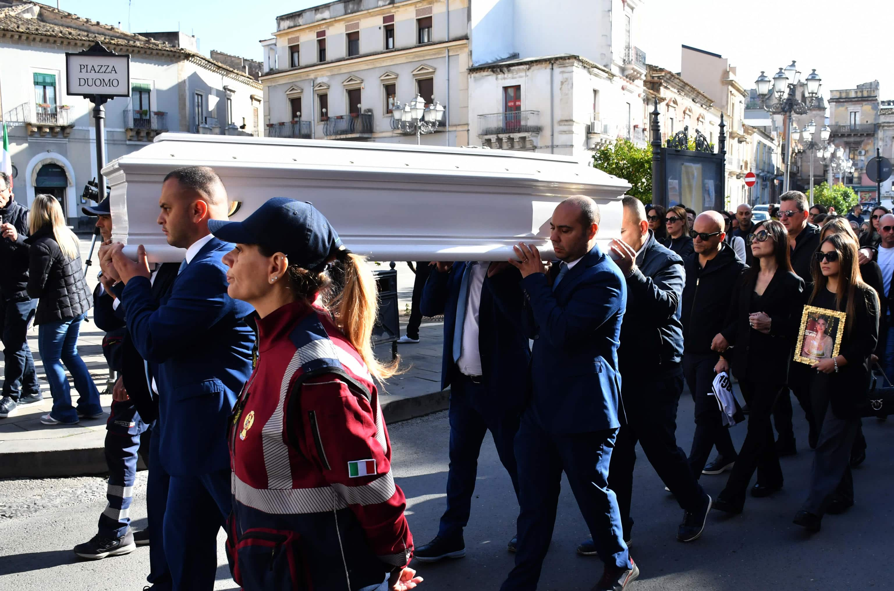 Il feretro di Margaret Spada durante i funerali nella chiesa di piazza Duomo, Lentini (Siracusa), 18 novembre 2024. La ventiduenne è morta il 7 novembre scorso a Roma mentre si stava sottoponendo a un intervento di rinoplastica parziale.
ANSA/ ORIETTA SCARDINO