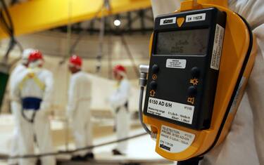 MI-1-28/7/05- CAORSO (PIACENZA)- CRO.Personale della centrale nucleare di Caorso impegnato in misurazioni durante un test di tenuta. DANIEL DAL ZENNARO 