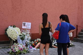 Un cuore di rose rosse e bianche con la scritta "Ti amo" è la corona di fiori che il fidanzato di Michelle Causo ha fatto lasciare davanti alla chiesa di Santa Maria della Presentazione, dove alle 11 si terranno i funerali della ragazza di 17 anni uccisa lo scorso mercoledì a Roma, 5 luglio 2023.ANSA/MASSIMO PERCOSSI