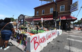 scena delitto Minneapolis Minneapolis, MN - George Floyd Square in Minneapolis, Minnesota is shown three days after the city unsuccessfully tried to reopen the streets around E. 38th and Chicago streets, where Floyd was killed by Minneapolis police officer Derek Chauvin May 25, 2020. The intersection and streets have been closed to traffic since his murder. The killing happened by Cup Foods after Floyd was suspected of trying to use a counterfeit $20 bill in the store.
Pictured: George Floyd Square
BACKGRID USA 5 JUNE 2021
USA: +1 310 798 9111 / usasales@backgrid.com
UK: +44 208 344 2007 / uksales@backgrid.com
*UK Clients - Pictures Containing Children
Please Pixelate Face Prior To Publication*