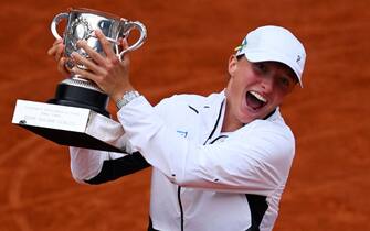PARIS, FRANCE - JUNE 10: Iga Swiatek of Poland celebrates with her winners trophy after victory against Karolina Muchova of Czech Republic in the Women's Singles Final match on Day Fourteen of the 2023 French Open at Roland Garros on June 10, 2023 in Paris, France. (Photo by Clive Mason/Getty Images)
