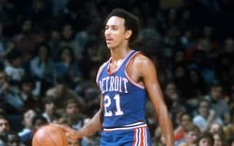 LANDOVER, MD - CIRCA 1975:  Dave Bing #21 of the Detroit Pistons dribbles the ball up court against the Washington Bullets during an NBA basketball game circa 1975 at the Capital Centre in Landover, Maryland. Bing played for the Pistons from 1966-75. (Photo by Focus on Sport/Getty Images) *** Local Caption *** Dave Bing
