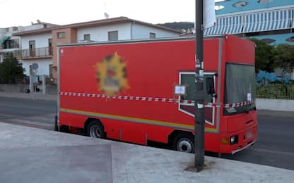 Un frame tratto da un video girato a  Diamante (Cosenza) mostra il food truck posto sotto sequestro dopo l'episodio in cui ha perso la vita una persona e altre 9 ricoverate, alcune in gravi condizioni.  La vittima è una uomo di 52 anni, originario di Napoli. Diamante, 8 agosto 2025. ANSA / LUIGI SALSINI / NPK