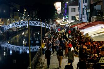 La movida lungo i Navigli a Milano, 10 ottobre 2020.
ANSA/Mourad Balti Touati