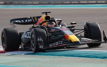epa10994036 Dutch Formula One driver Max Verstappen of Red Bull Racing in action during the third practice session for the Formula 1 Abu Dhabi Grand Prix at the Yas Marina Circuit in Abu Dhabi, United Arab Emirates, 25 November 2023. The Formula 1 Abu Dhabi Grand Prix is held on 26 November.  EPA/ALI HAIDER
