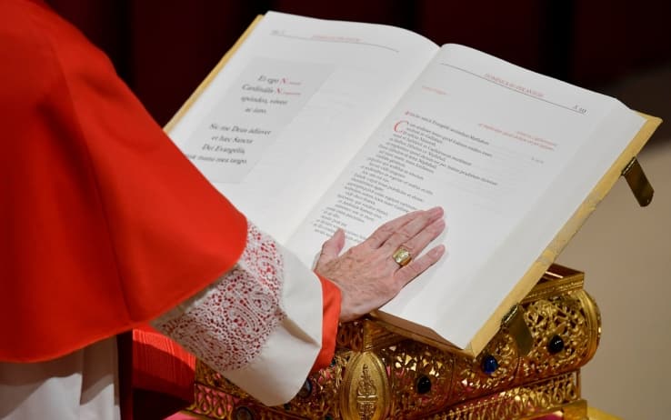 I Cardinali giurano sulla Bibbia