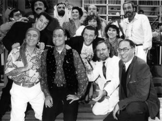 TRASMISSIONE TV ' QUELLI DELLA NOTTE' CON DA SX: IN BASSO, BRACARDI GIORGIO, RENZO ARBORE, DALL'ALTO DA SX: FRASSICA NINO, ANDY LUOTTO, MARISA LAURITO, MAURIZIO FERRINI, SIMONA MARCHINI, SILVIA ANNICHIARICO, CATALANO MASSIMO E AL CENTRO GEGE' TELESFORO (ROMA - 1979-11-02, Master Photo / GIACOMINOFOTO) p.s. la foto e' utilizzabile nel rispetto del contesto in cui e' stata scattata, e senza intento diffamatorio del decoro delle persone rappresentate