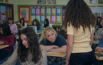 Kinda Pregnant. Amy Schumer as Lainy in Kinda Pregnant. Cr. Courtesy of Netflix © 2025. 