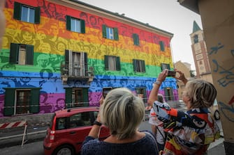 Inaugurazione de  Il murale dei diritti  realizzato dall associazione OrMe - Ortica Memoria e dal collettivo artistico Orticanoodles in via Ortica, Milano 7 Ottobre 2023.
ANSA/MATTEO CORNER