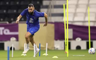 epa10310723 France's Karim Benzema attends his team's training session in Doha, Qatar, 17 November 2022. The FIFA World Cup 2022 will take place from 20 November to 18 December 2022 in Qatar.  EPA/FRIEDEMANN VOGEL