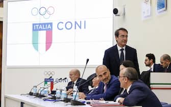 Maurizio Bellacosa (in piedi) e Davide Sangiorgio (secondo da S) al tavolo degli avvocati della Juventus alla riunione del Collegio di garanzia presso il CONI, Roma, 19 aprile 2023. ANSA/FABIO FRUSTACI
