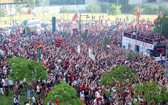 MILANO Festa del Milan per la vincita del 19° scudetto, partenza del bus con i giocatori