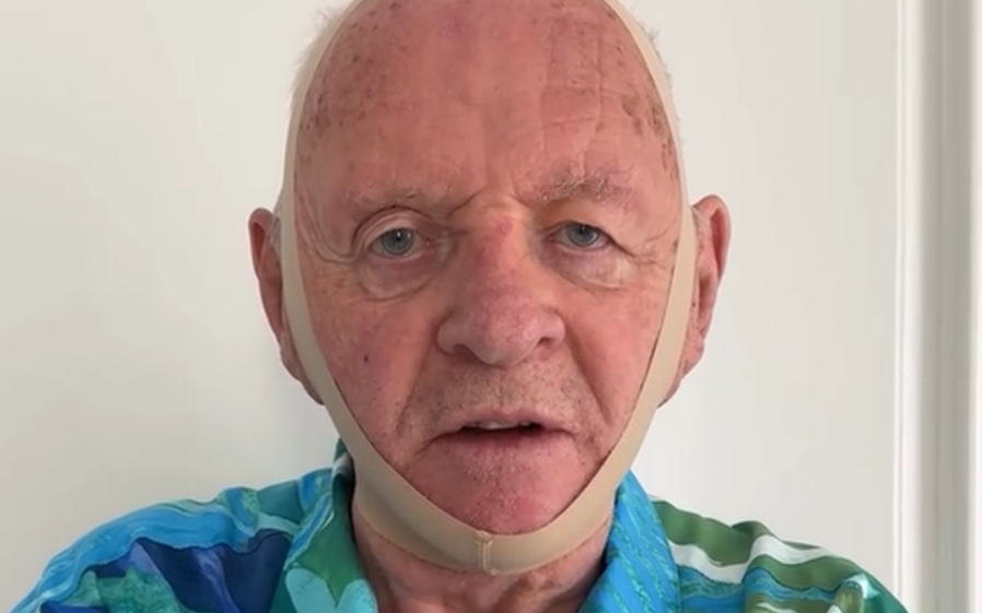Anthony Hopkins con la maschera Skims di Kim Kardashian torna Hannibal