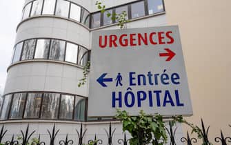 Sign written in French indicating the directions of the emergency medicine department and the pedestrian entrance of a hospital in France
