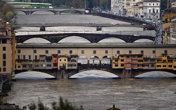 Firenze, transita piena Arno. Resta allerta rossa in Toscana ed Emilia