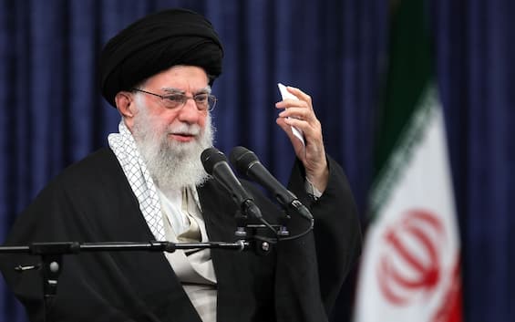 Iran, Khamenei su un post X: 'Nessuna pietà per i leader israeliani'
