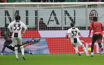 Udinese's Roberto Pereyra  scores on penalty goal of 0 to 1 against AC Milan s goalkeeper Mike Maignan during the Italian serie A soccer match between AC Milan and Udinese at Giuseppe Meazza stadium in Milan, 4 November  2023.
ANSA / MATTEO BAZZI