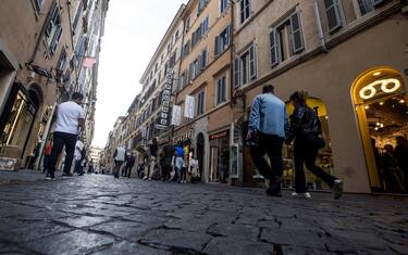 Via Frattina dove una donna in stato di gravidanza e' stata travolta da un cane rottweiler precipitato da un balcone, Roma, 27 ottobre 2023. ANSA/ANGELO CARCONI