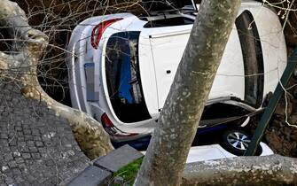 Una veduta dall'alto della voragine che nel quartiere Vomero a Napoli ha inghiottito due auto. 21  Febbraio 2024.
ANSA CIRO FUSCO