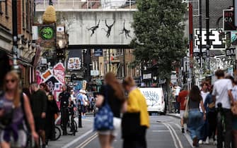 epa11536358 Pedestrians walk under an Overground rail bridge displaying a new Banksy artwork featuring monkeys in Shoreditch, east London, Britain, 08 August 2024. British artist Banksy on 07 August released a third animal-themed artwork in the space of three days, in London.  EPA/ANDY RAIN