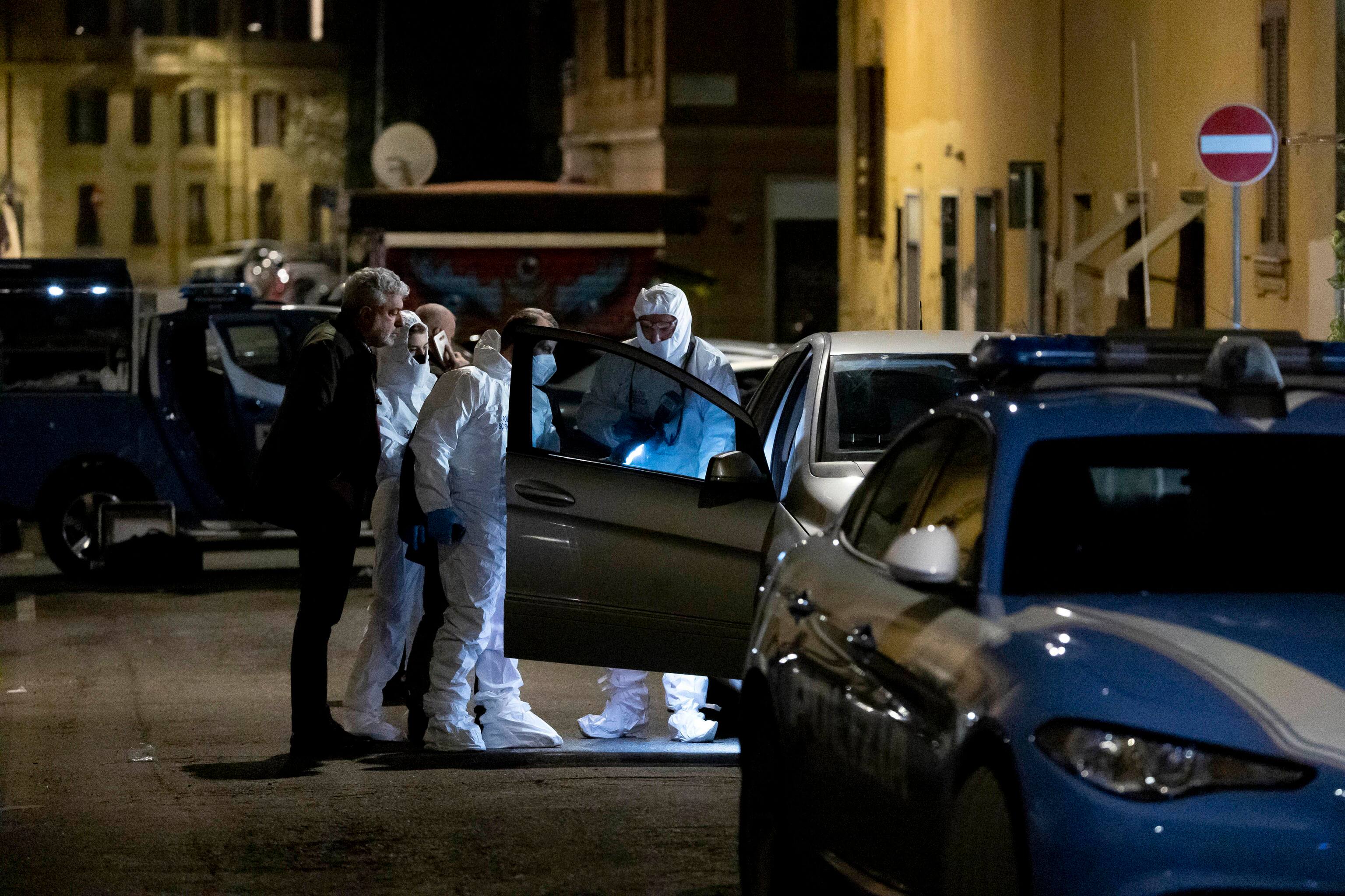 Omicidio a Roma, ad essere ucciso un 41 enne, titolare di una osteria in via Germano Sommeiller, nel quartiere Esquilino, 10 marzo 2023. Un uomo di 43 anni, originario di Napoli, si è costituito alla polizia. Il corpo senza vita della vittima è stato individuato all'interno di un'auto. La pistola era accanto al corpo.
ANSA/MASSIMO PERCOSSI